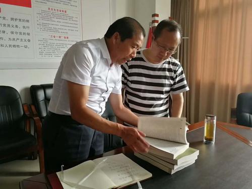 任新农向张富清的小儿子张健全介绍《三五九旅史料选辑》
