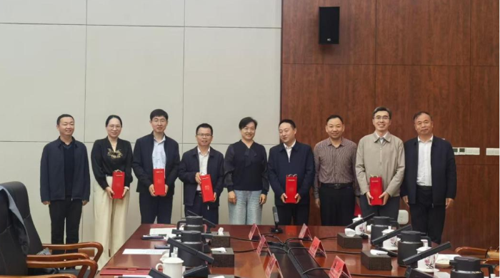 第五师双河市党委常委、副政委、党校校长张璟看望慰问曾经援助过五师的湖北省委党校的同志 第五师双河市党委常委、副政委、党校校长张璟看望慰问曾经援助过五师的湖北省委党校的同志