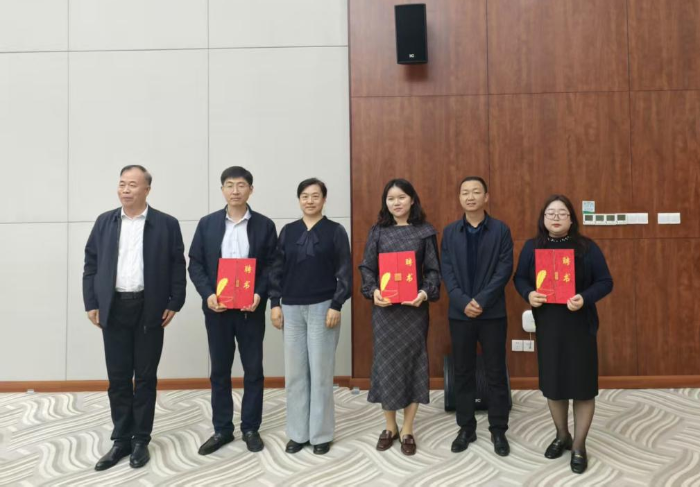 第五师双河市党委常委、副政委、党校校长张璟向与五师党校结对的湖北省委党校教师颁发聘书 第五师双河市党委常委、副政委、党校校长张璟向与五师党校结对的湖北省委党校教师颁发聘书